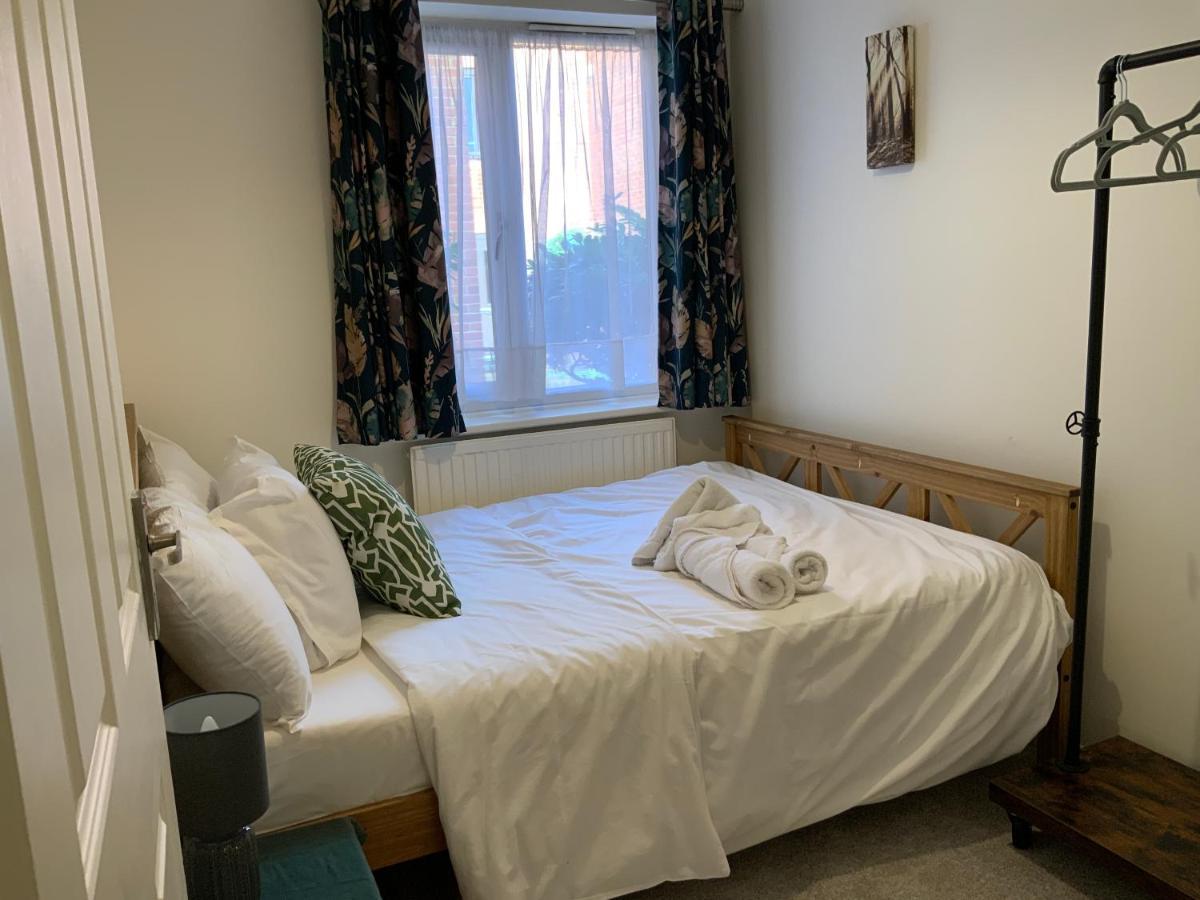 2 Bedroom Apartment Near Southfields Londra Esterno foto